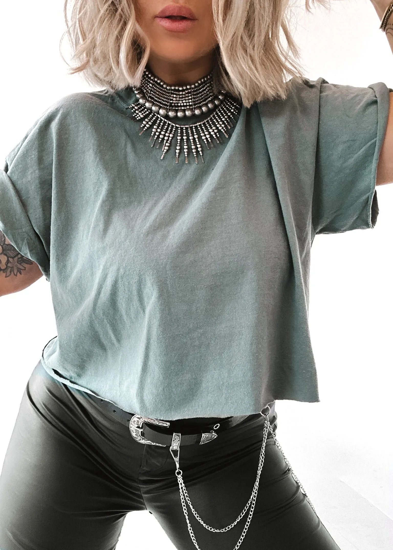 CROPPED PEBBY BASICS TEAL TEE